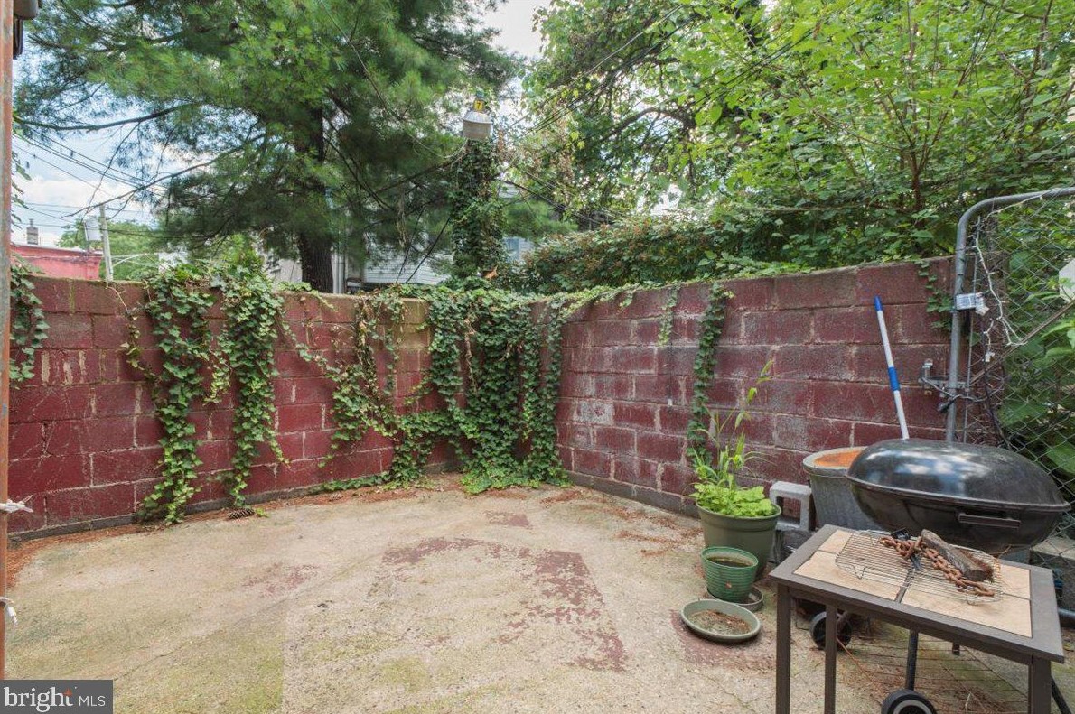2046 Gratz St, Philadelphia, PA 19121-1545
