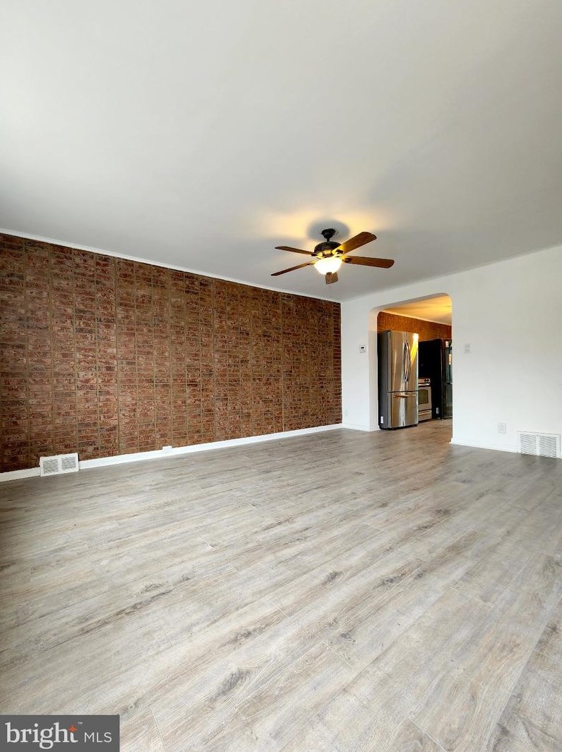 5858 Akron St, Philadelphia, PA 19149-3402