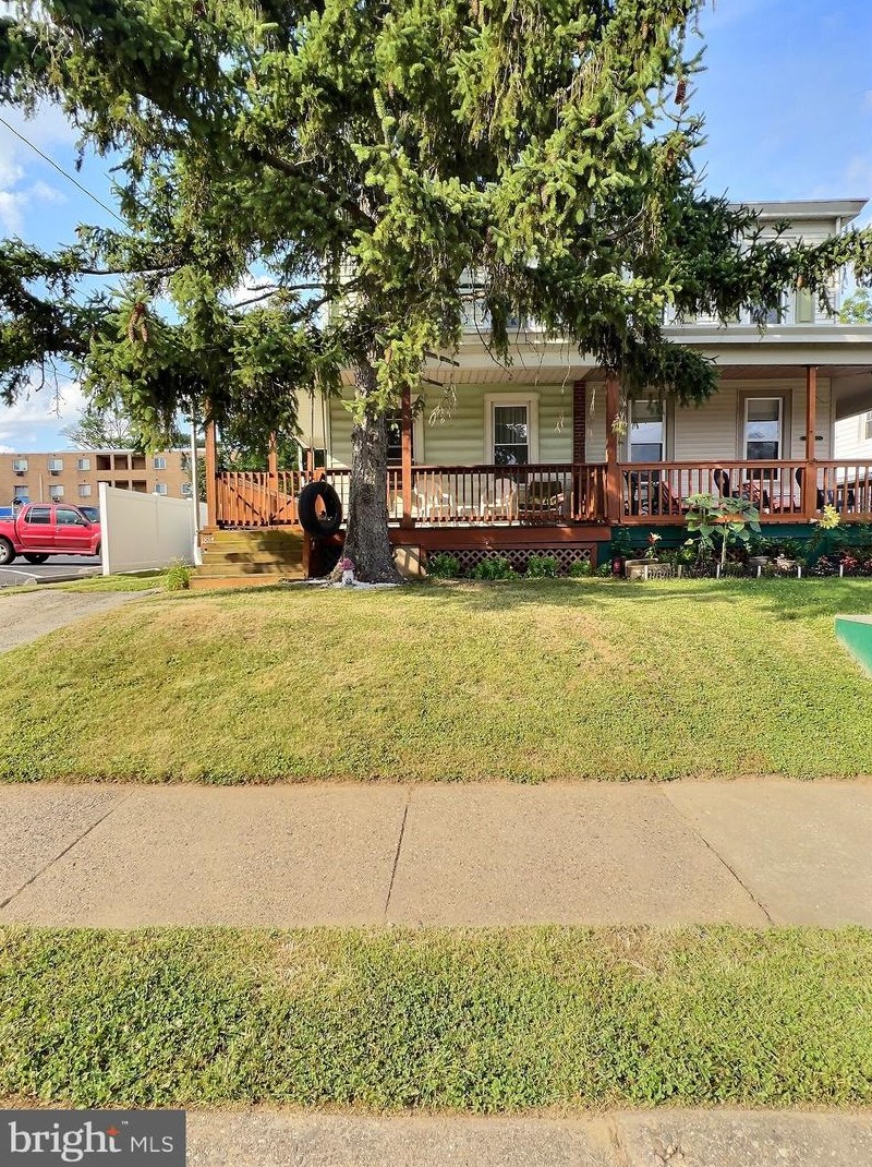 1817 Murray St, Philadelphia, PA 19115-3815