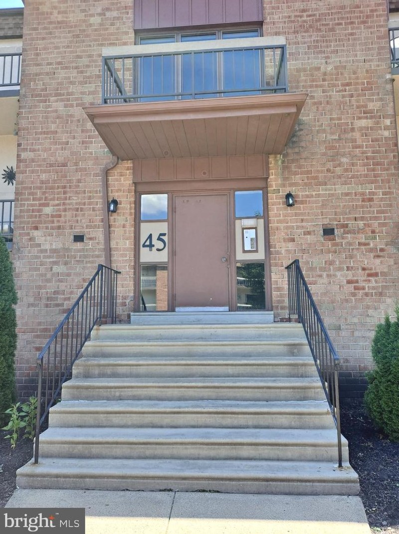 45101 Delaire Landing Rd, Philadelphia, PA 19114-5316