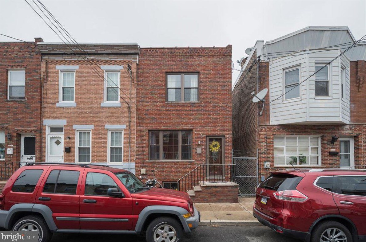 3172 Almond St, Philadelphia, PA 19134-5125