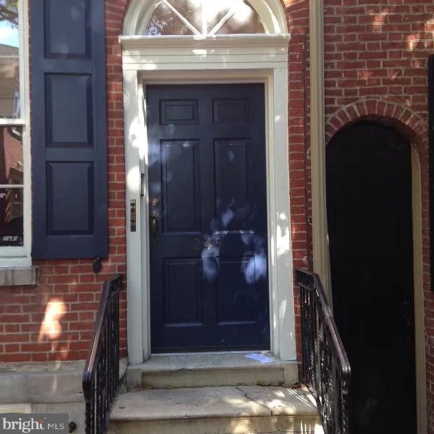 249 Pine St #2, Philadelphia, PA 19106