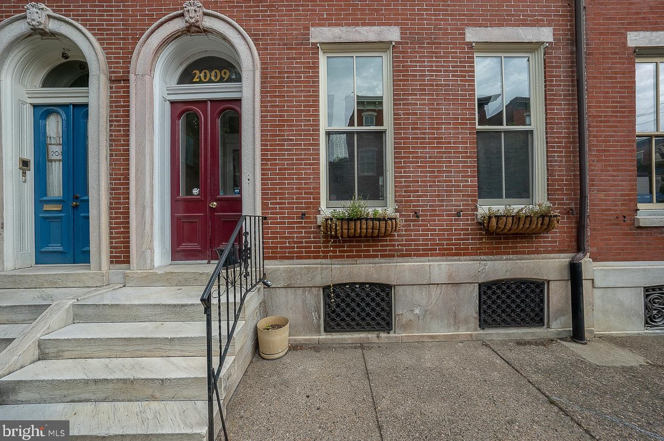 2009 Wallace St, Philadelphia, PA 19130-3221