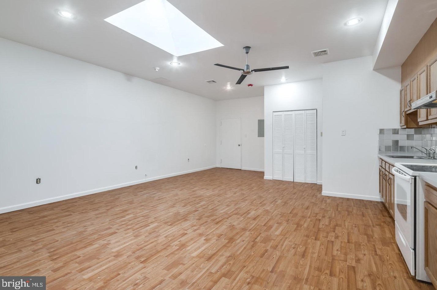 1022 Buttonwood St, Philadelphia, PA 19123-3703