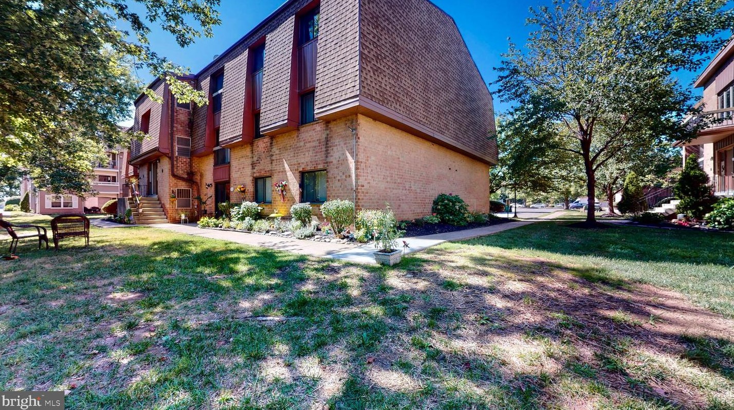 54303 Delaire Landing Rd, Philadelphia, PA 19114-5345