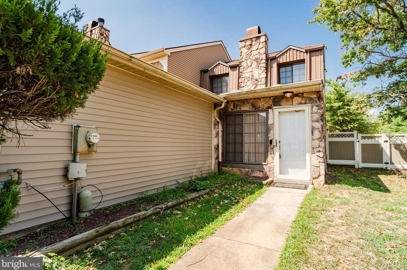 10180 Dedaker Dr, Philadelphia, PA 19116-4305