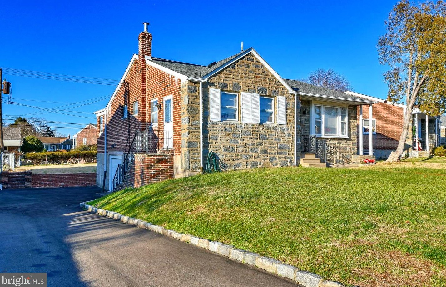 7812 Revere St, Philadelphia, PA 19152-3412