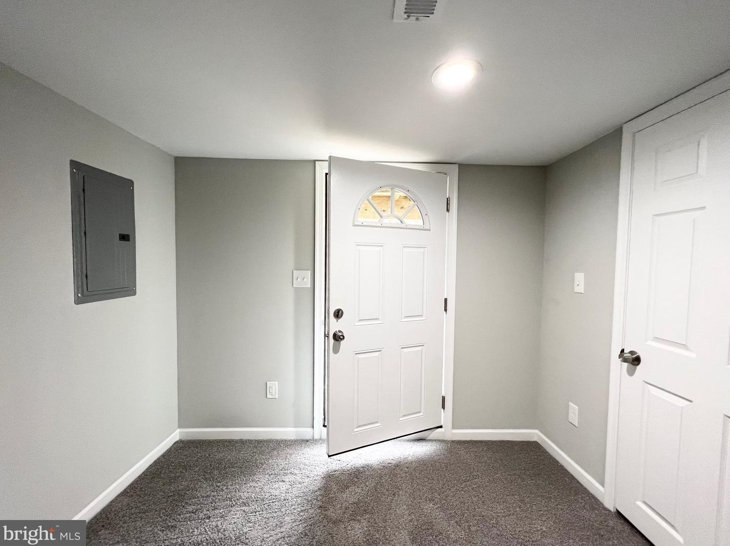 7505 Walnut Ln, Philadelphia PA 19144-1035 exterior