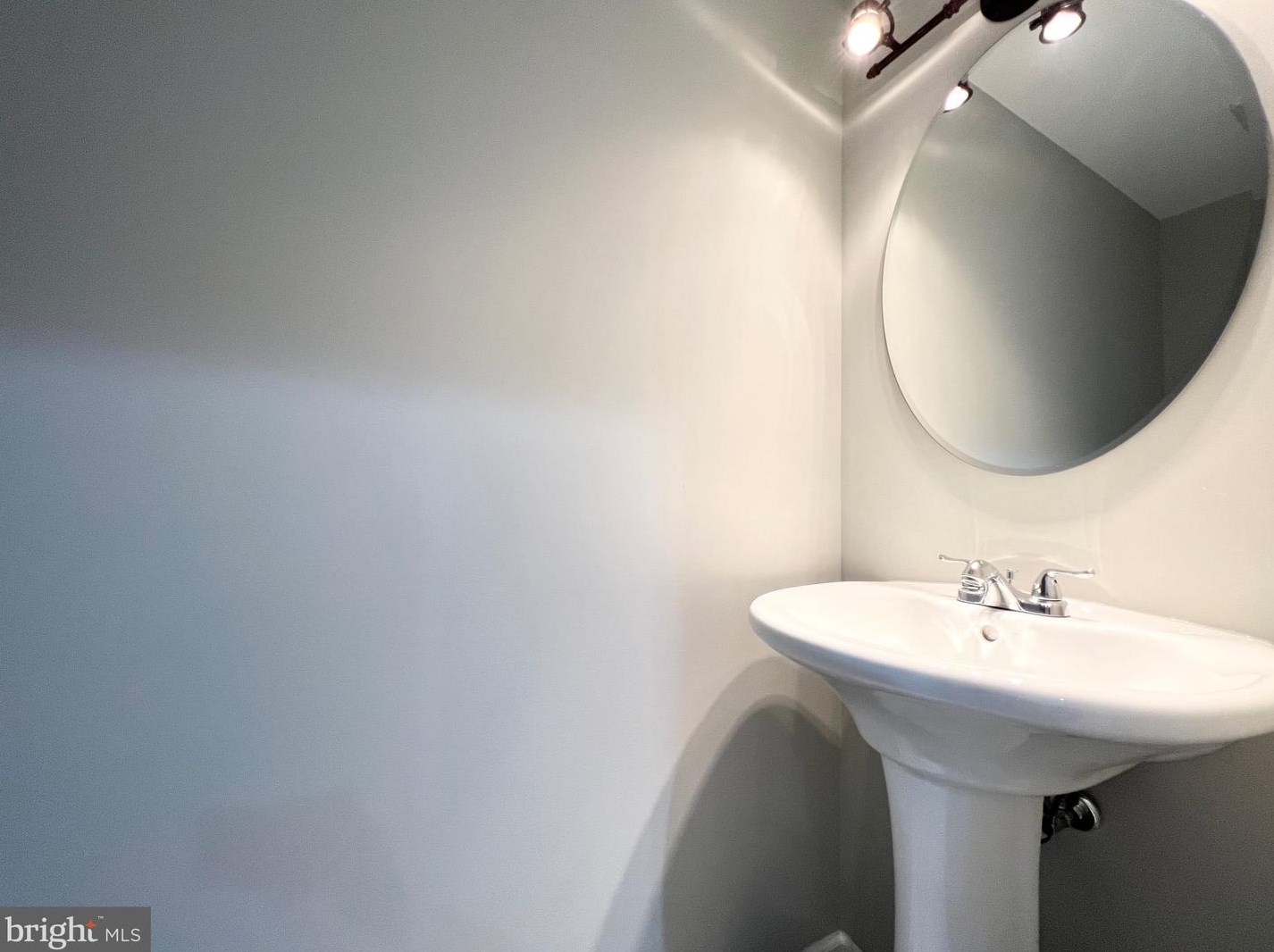 7505 Walnut Ln, Philadelphia PA 19144-1035 exterior