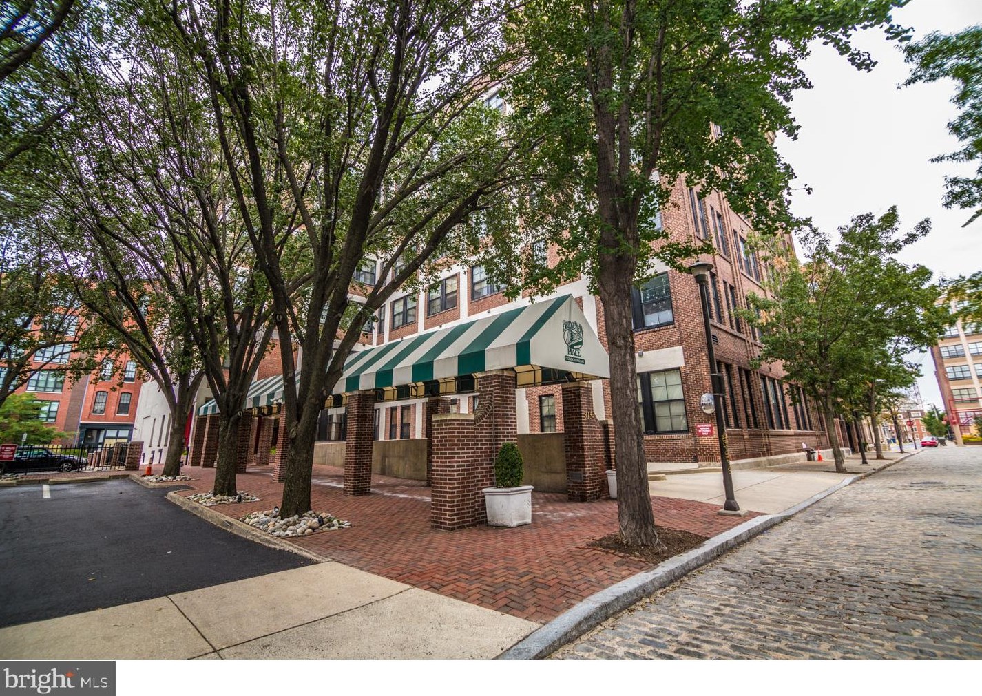 315 New St, Philadelphia PA  19106-1132 exterior