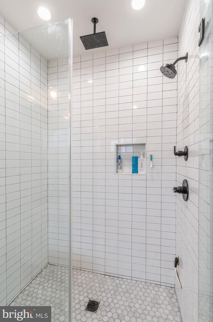 724 Shirley St, Philadelphia PA 19130-2826 exterior