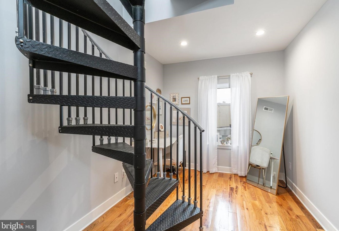 724 Shirley St, Philadelphia PA 19130-2826 exterior