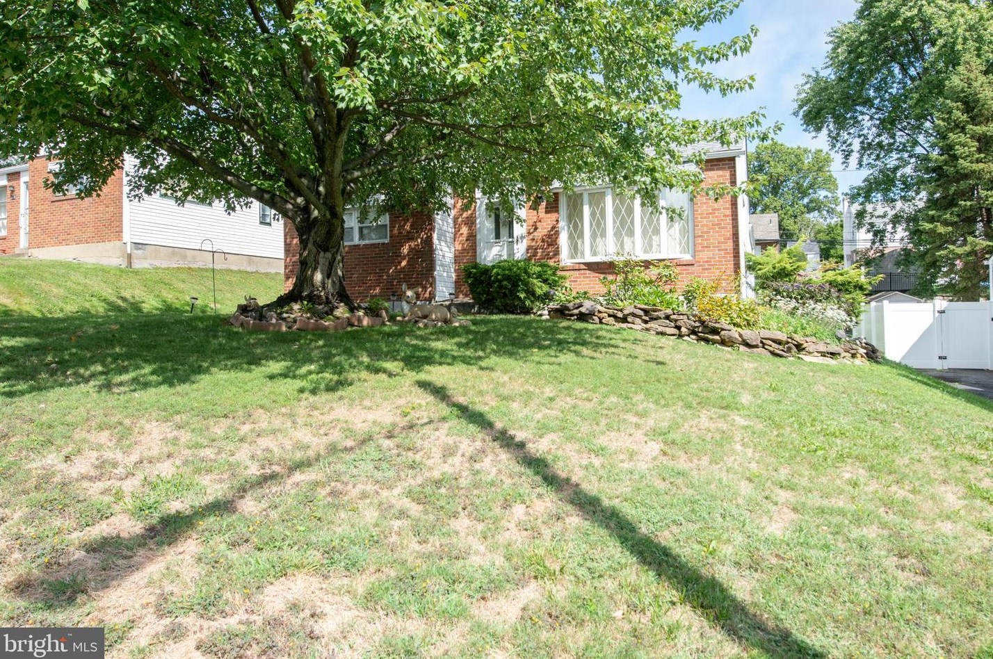 315 Maple Ave, Philadelphia, PA 19116-1015