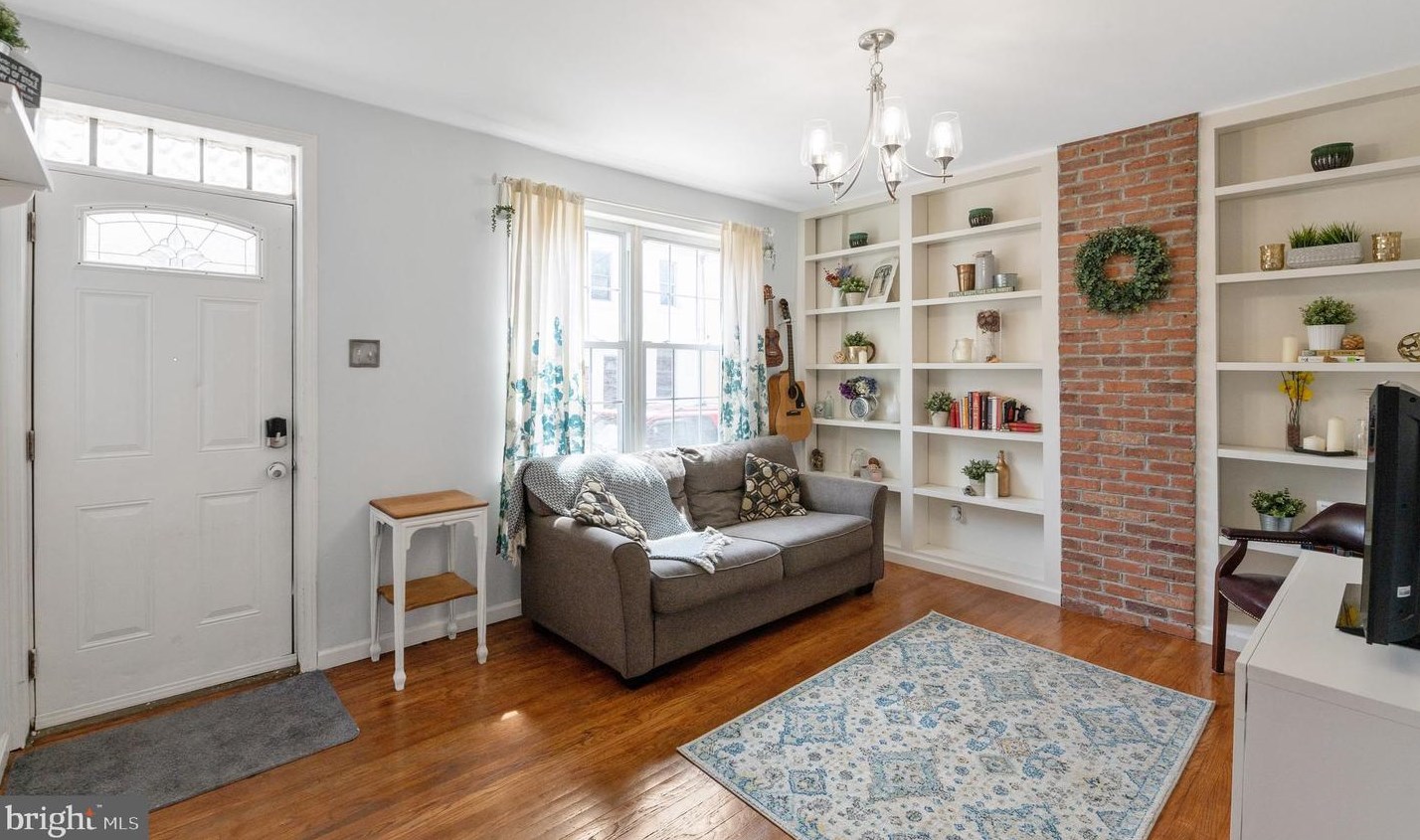 2572 Kern St, Philadelphia, PA 19125-1712