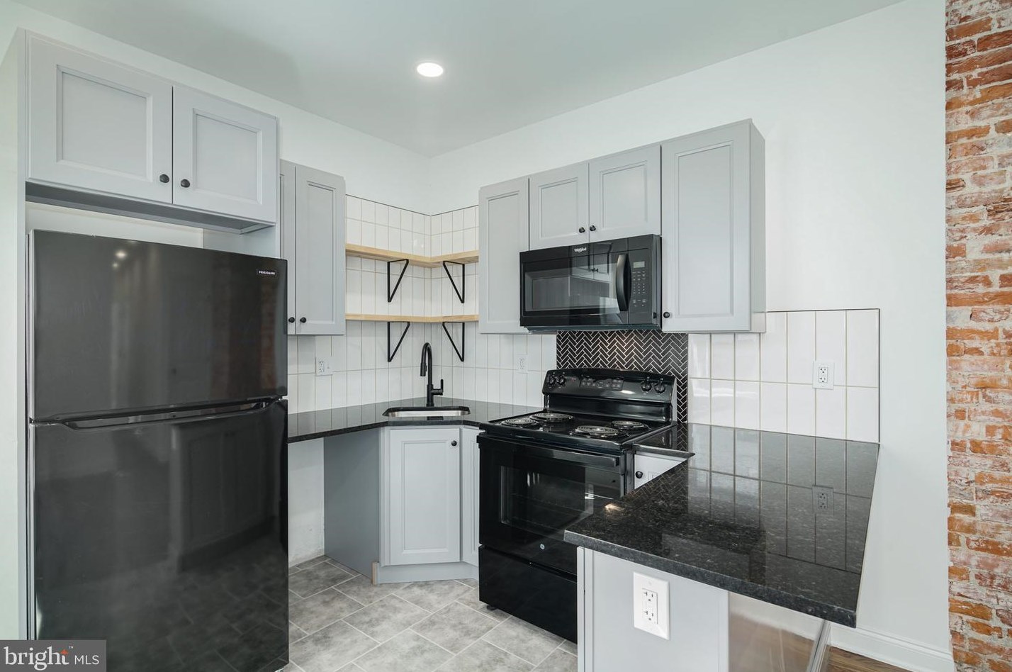 2124 Woodstock St, Philadelphia PA  19121-1425 exterior