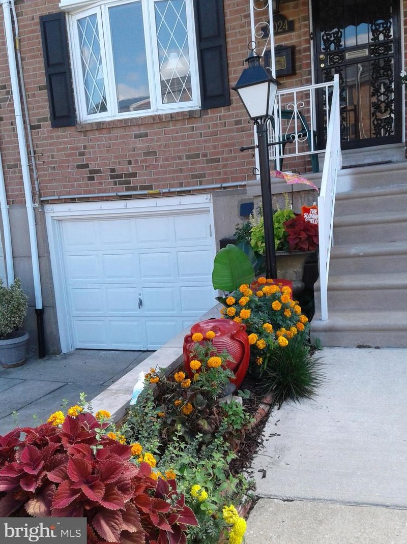 8024 Mars Pl, Philadelphia, PA 19153-1112