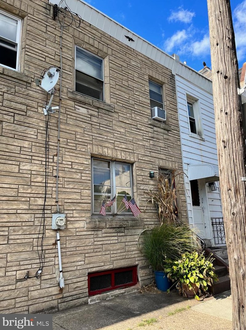 6616 Tulip St, Philadelphia, PA 19135-2806