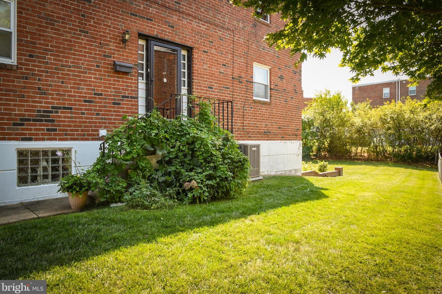 424 Larkspur St, Philadelphia, PA 19116-2712