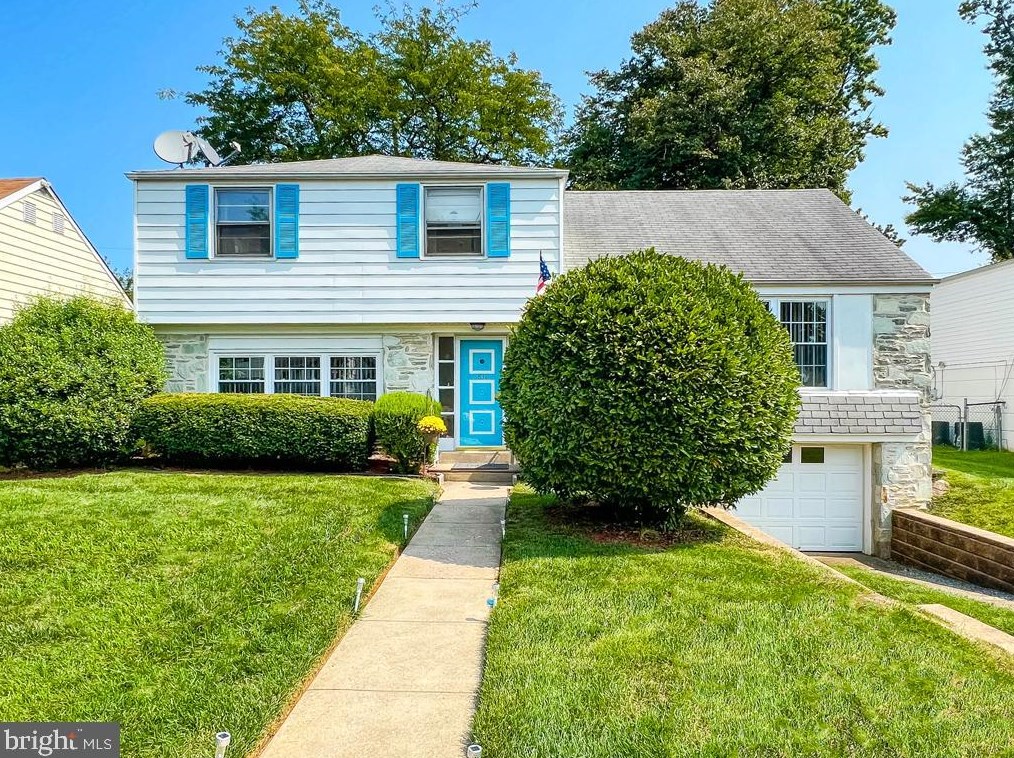 831 Larkspur St, Philadelphia, PA 19116-2907