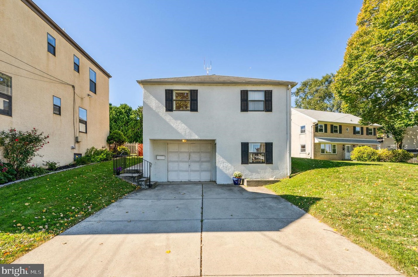 7044 Matthias St, Philadelphia, PA 19128-3212