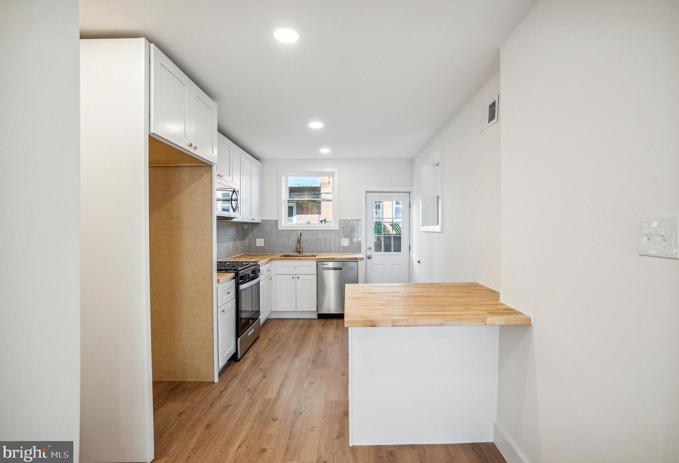2144 Opal St, Philadelphia PA  19145-3606 exterior