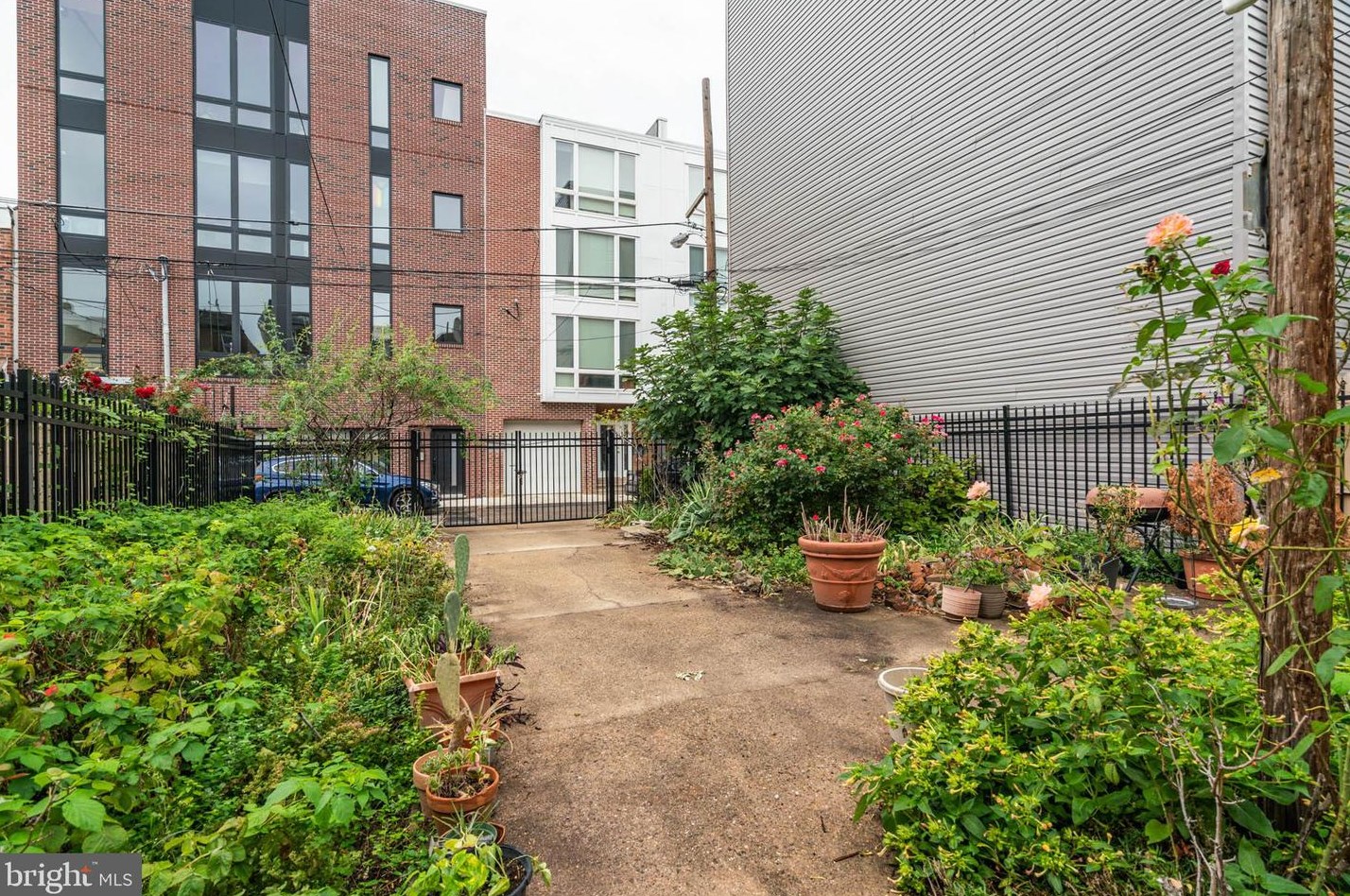 1444 Lawrence St, Philadelphia, PA 19122-3719