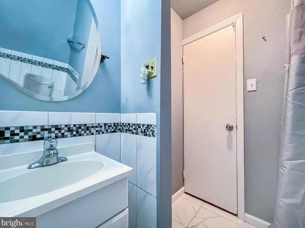 8528 Lyons Pl, Philadelphia PA  19153-1912 exterior