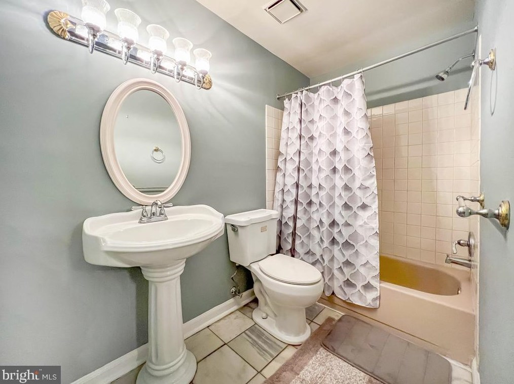 8528 Lyons Pl, Philadelphia PA  19153-1912 exterior