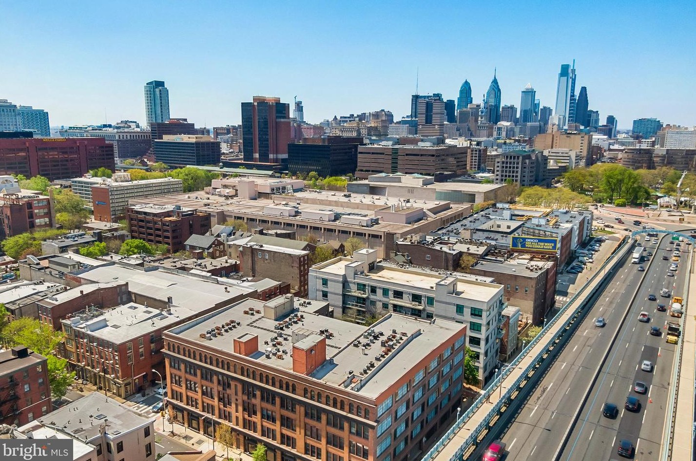 301 Race St, Philadelphia PA  19106-1824 exterior
