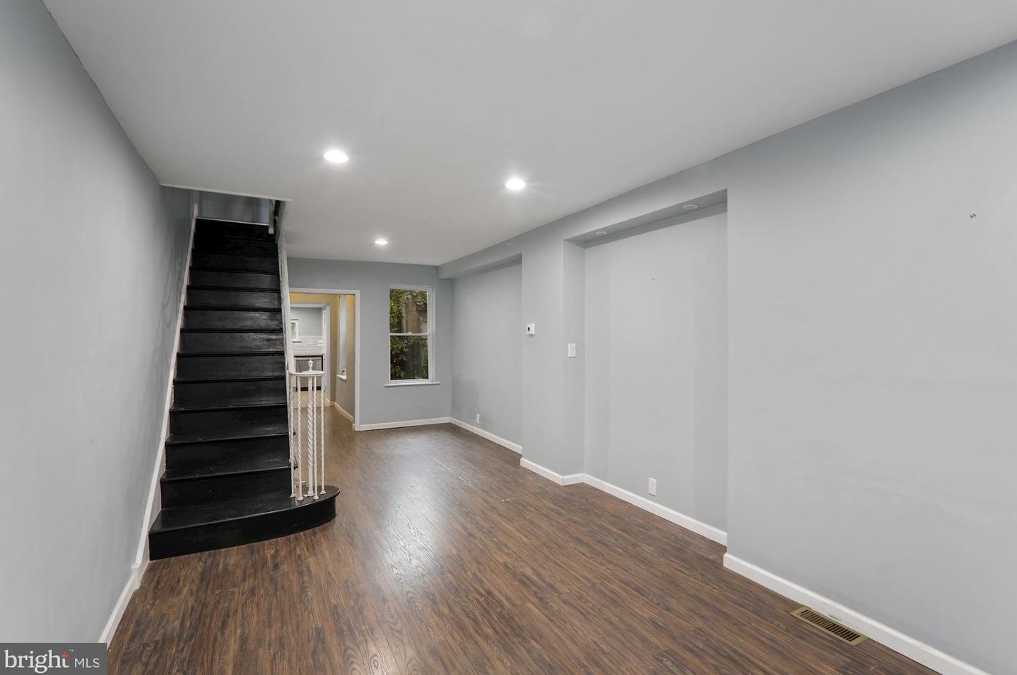 2541 Lee St, Philadelphia, PA 19125-1009