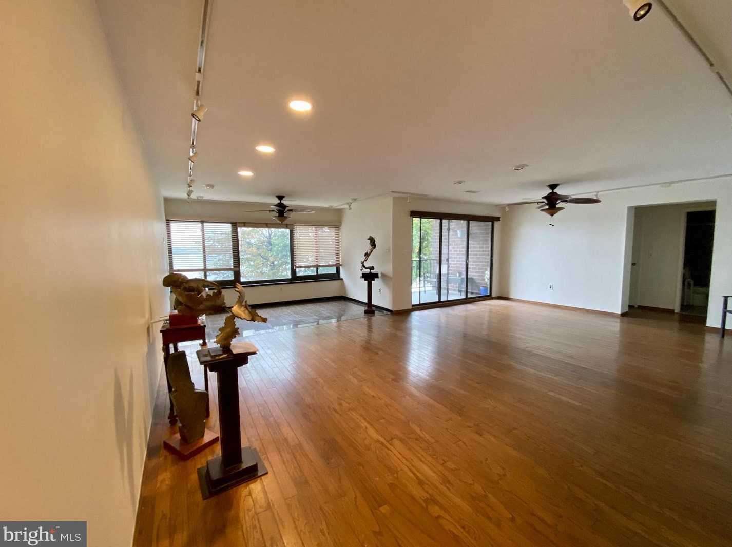 5100 Convent Ln Apt 308, Philadelphia, PA 19114