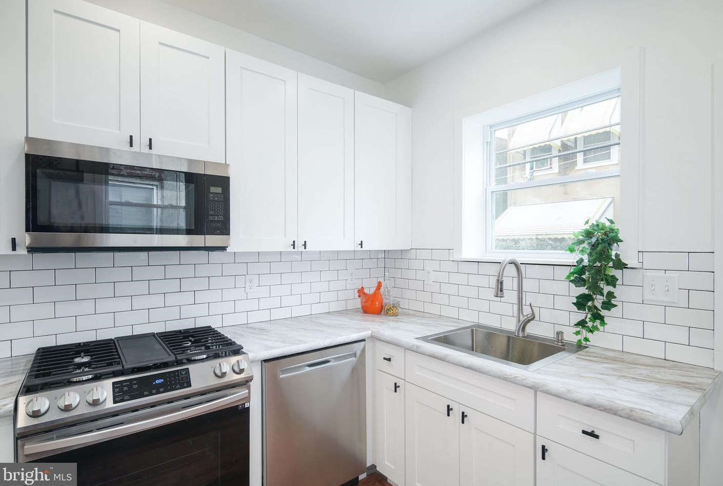 1424 Marston St, Philadelphia PA  19146-3733 exterior