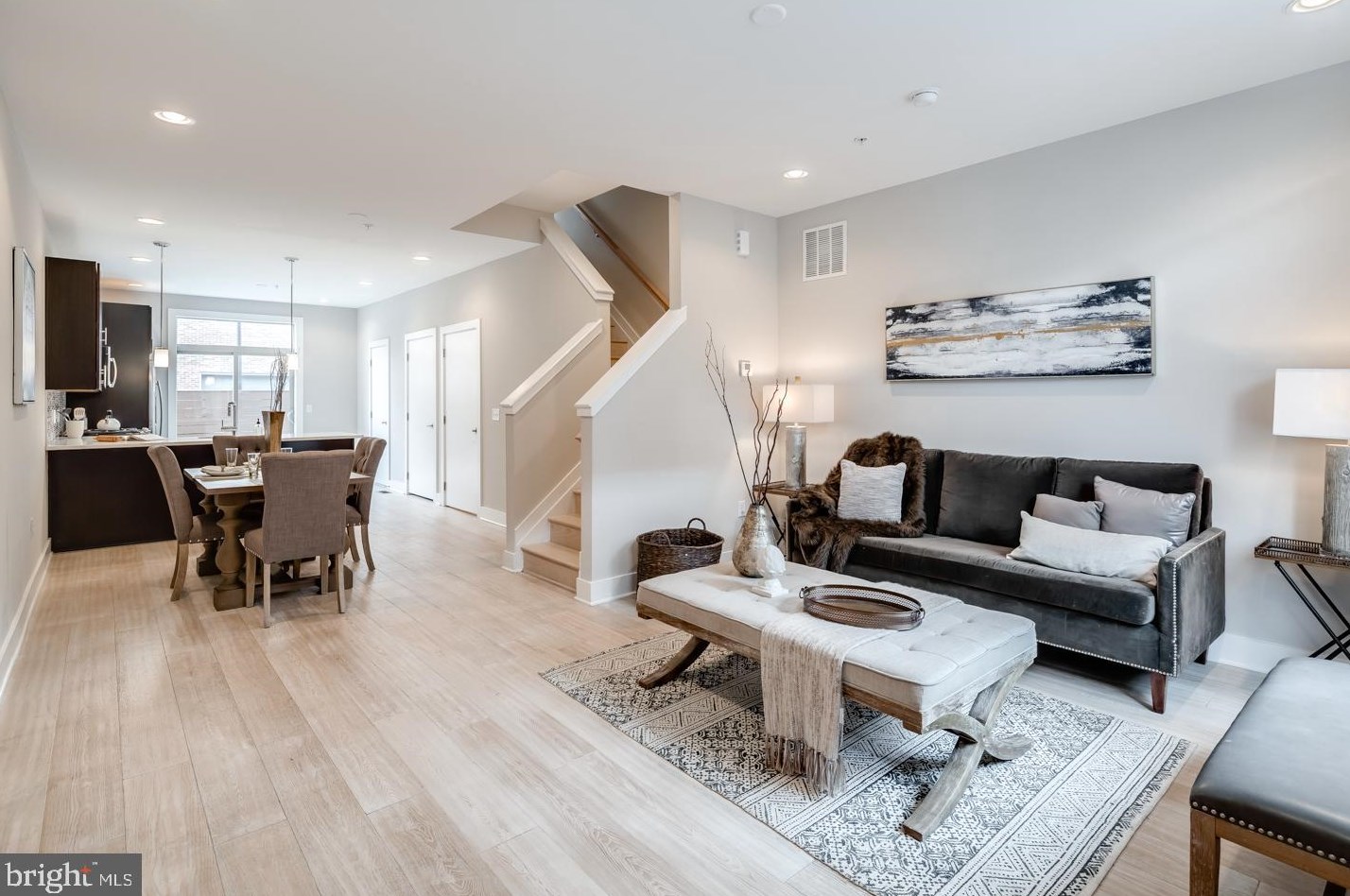 906 S 5th St, Philadelphia, PA 19123