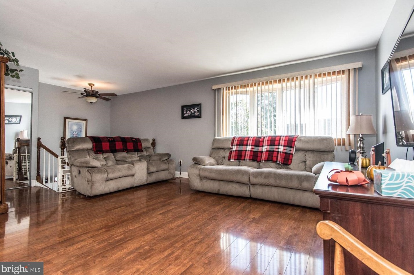 15114 Kallaste Dr, Philadelphia PA 19116-1407 exterior