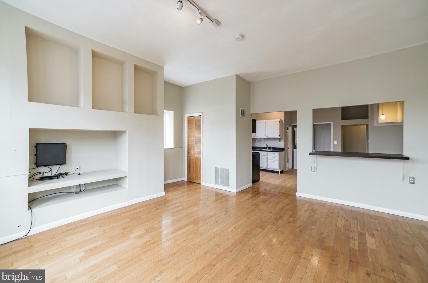 32 W Girard Ave, Philadelphia, PA 19123