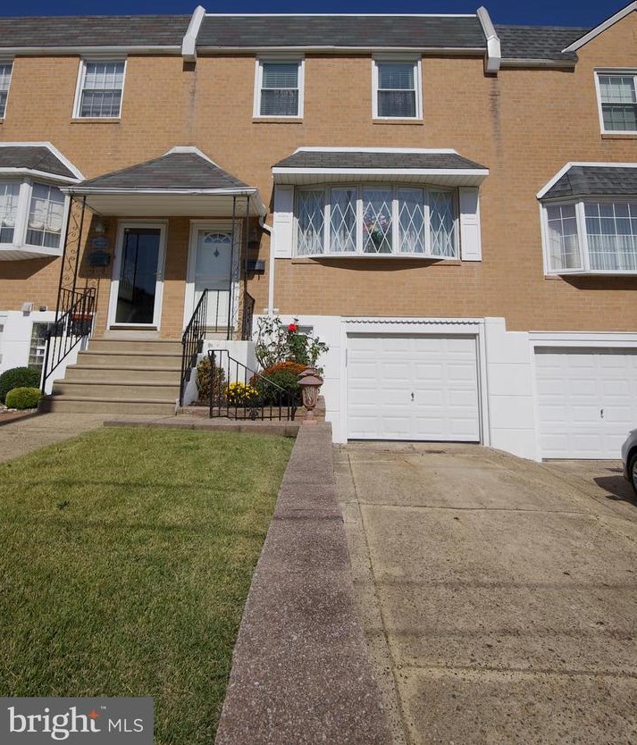 9931 Canterbury Rd, Philadelphia, PA 19114-1514