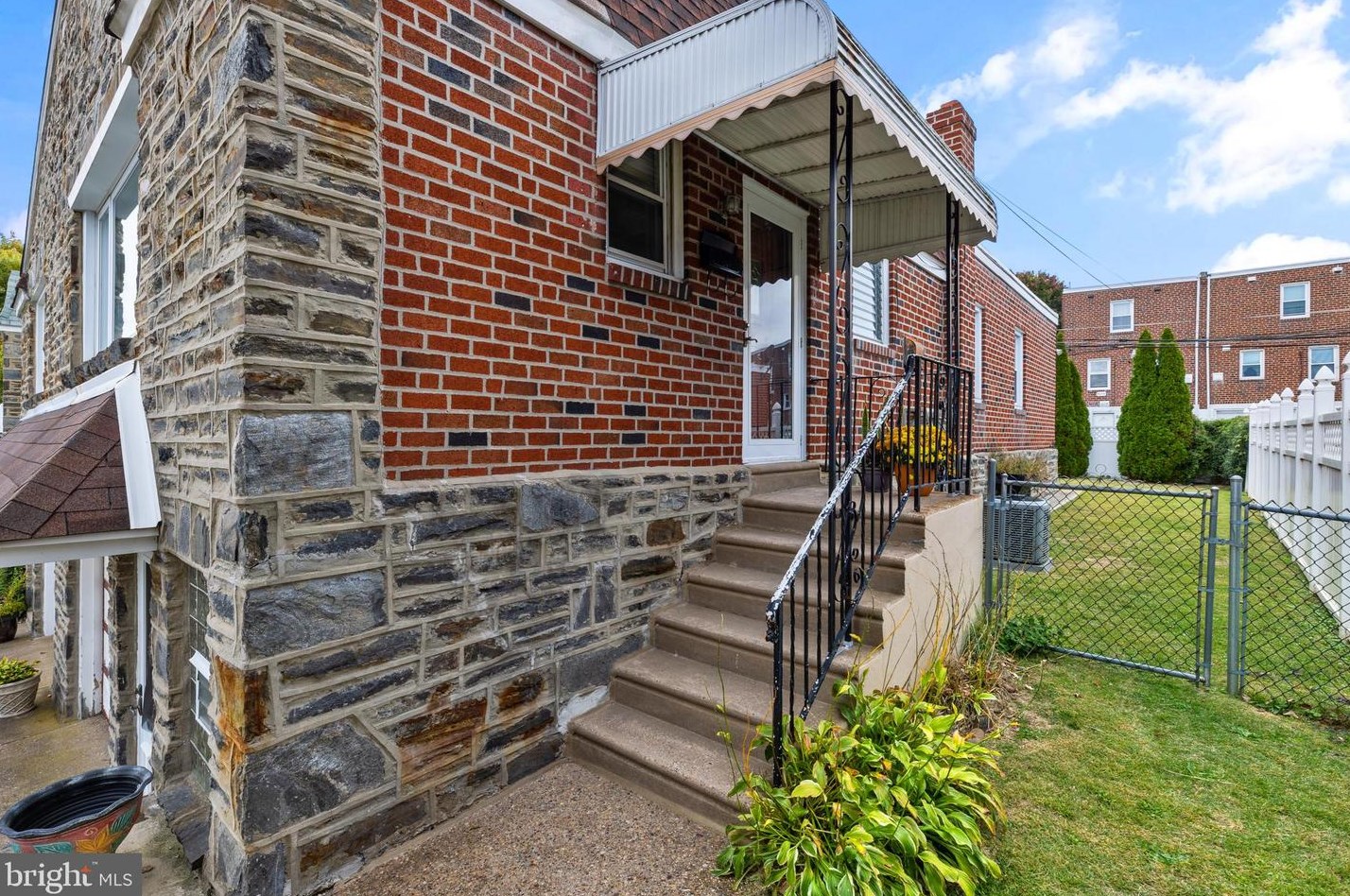 9109 Wooden Bridge Rd, Philadelphia, PA 19136-1117