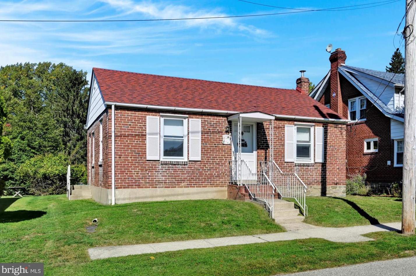 418 Flamingo St, Philadelphia, PA 19128-4118
