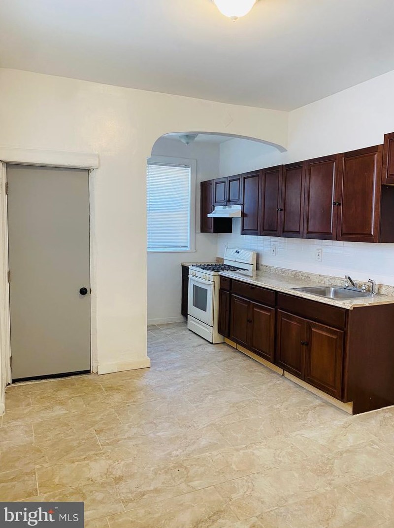 2067 Atlantic St, Philadelphia PA  19140-3911 exterior