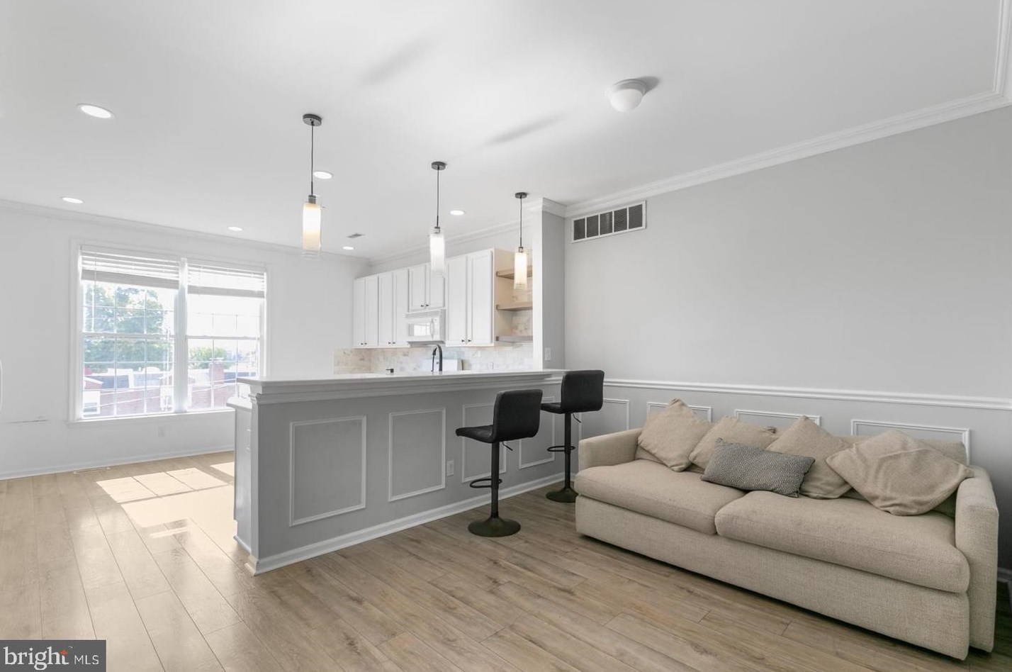 267 Osborn St, Philadelphia PA  19128-3724 exterior