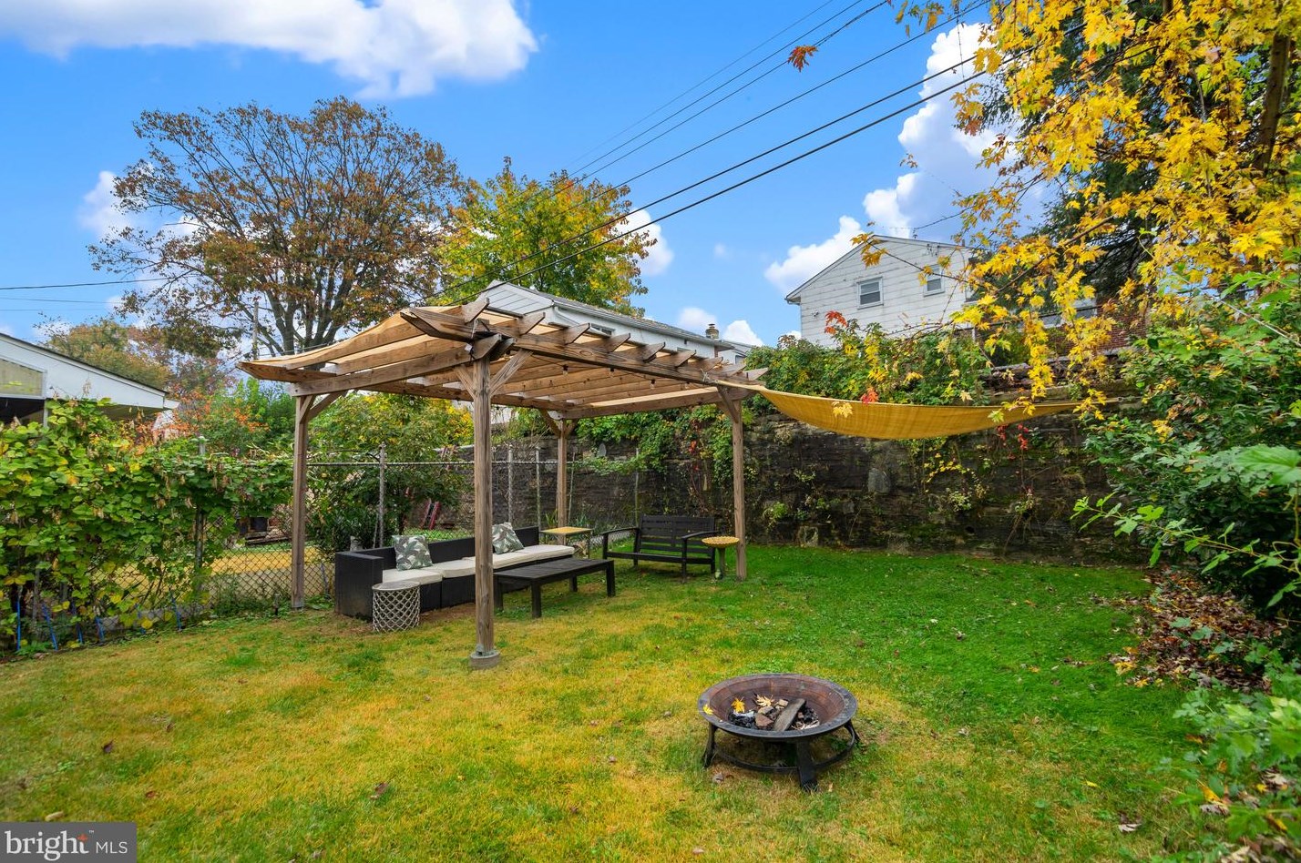 528 Wartman St, Philadelphia PA  19128-3237 exterior