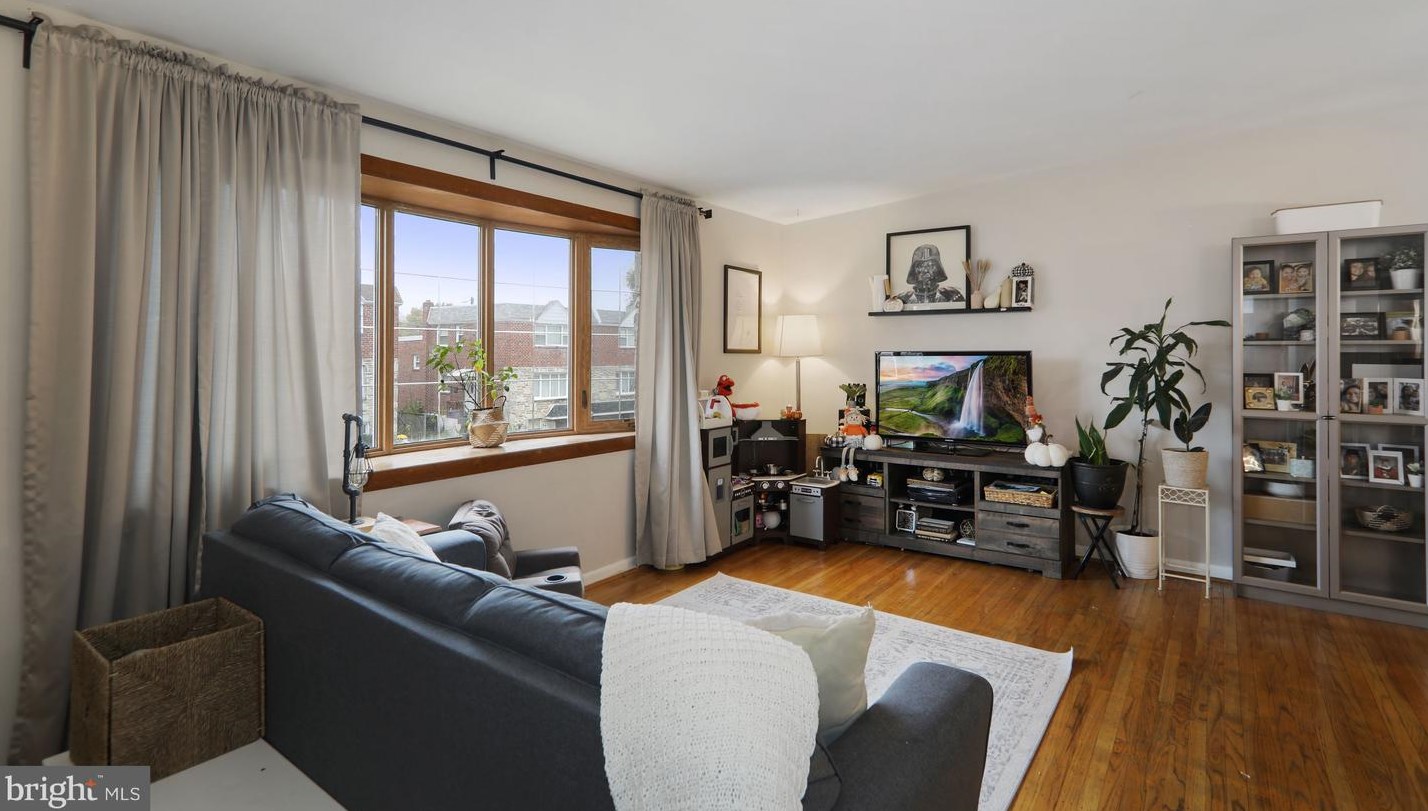 528 Wartman St, Philadelphia PA  19128-3237 exterior