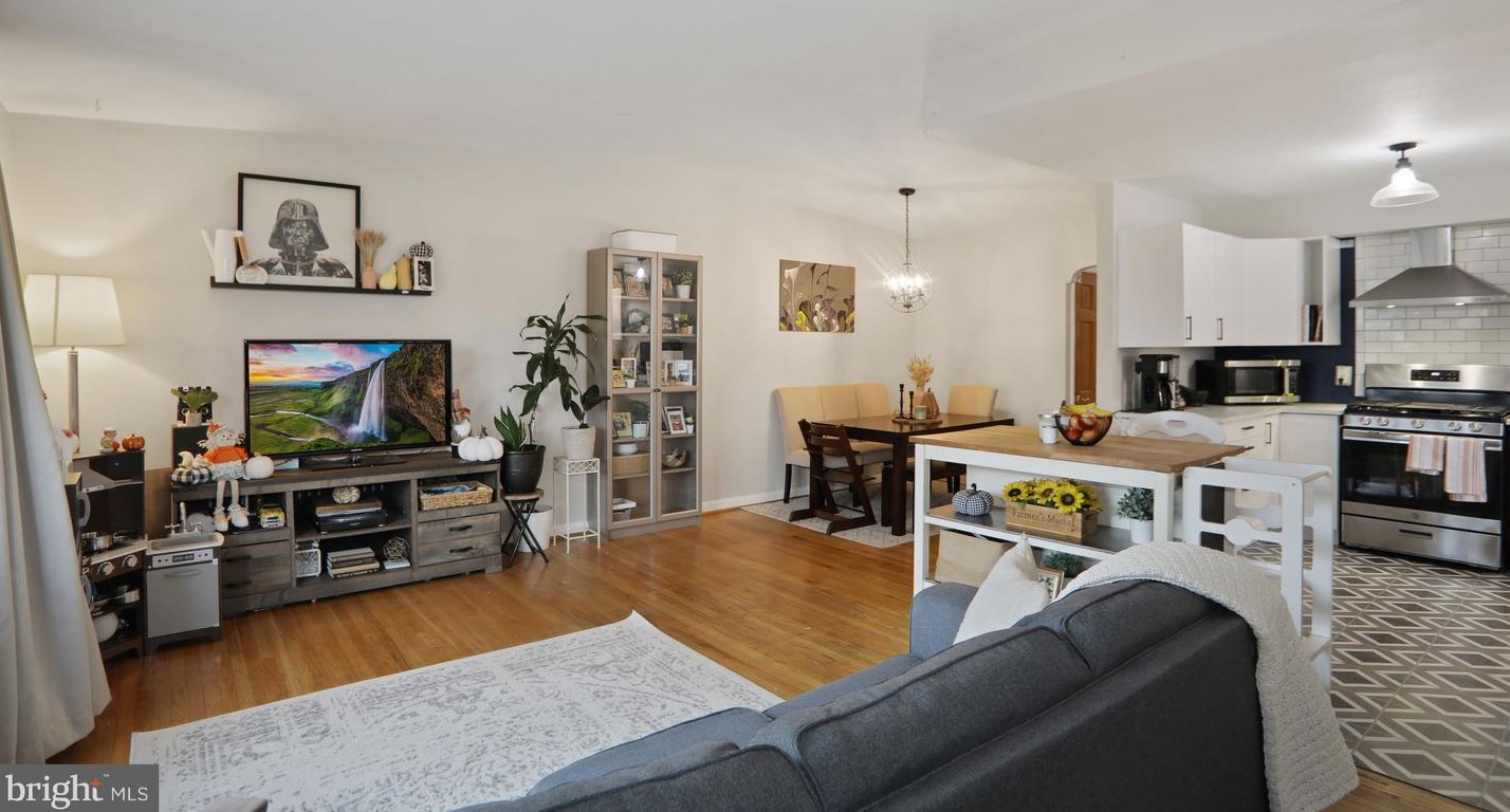 528 Wartman St, Philadelphia PA  19128-3237 exterior