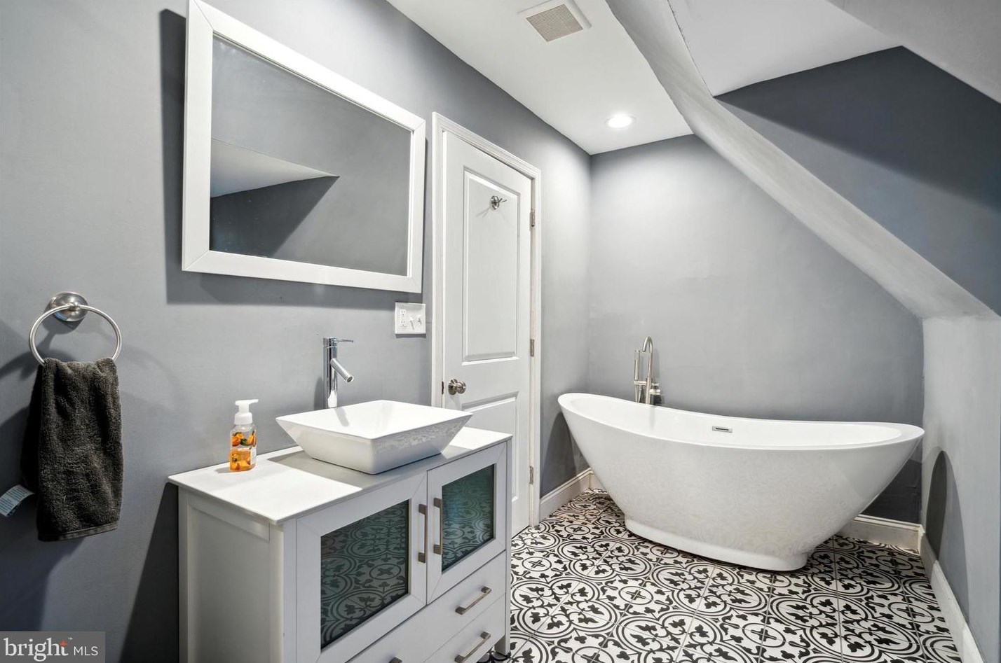 109 Washington Ln, Philadelphia PA 19138-1059 exterior