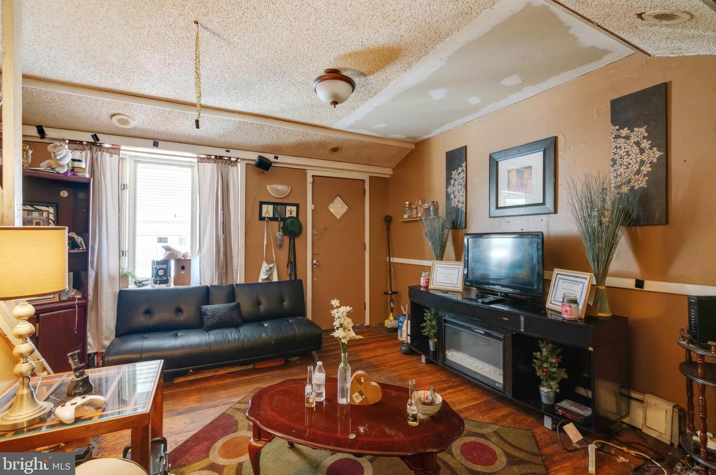 973 Carver St, Philadelphia, PA 19124-1037