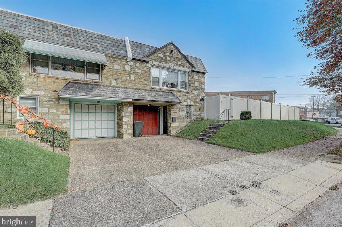2935 Walnut Hill St, Philadelphia, PA 19152-2147