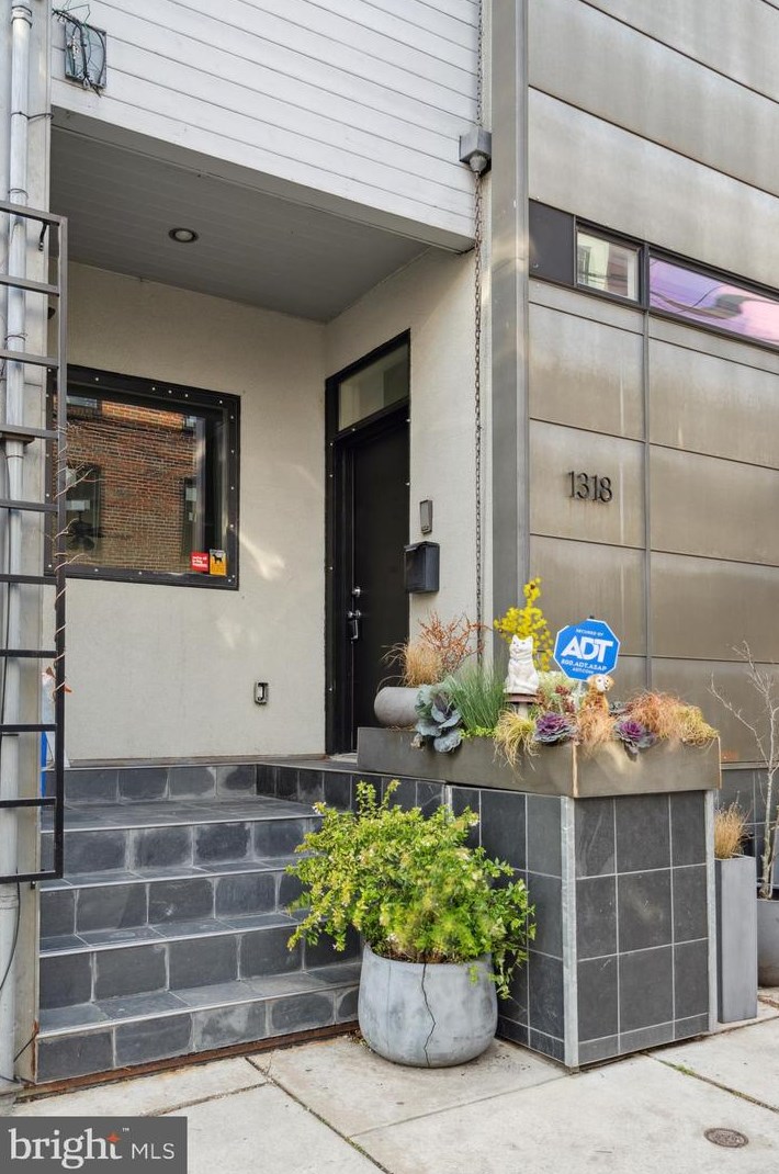 1318 Hewson St, Philadelphia, PA 19125-2819
