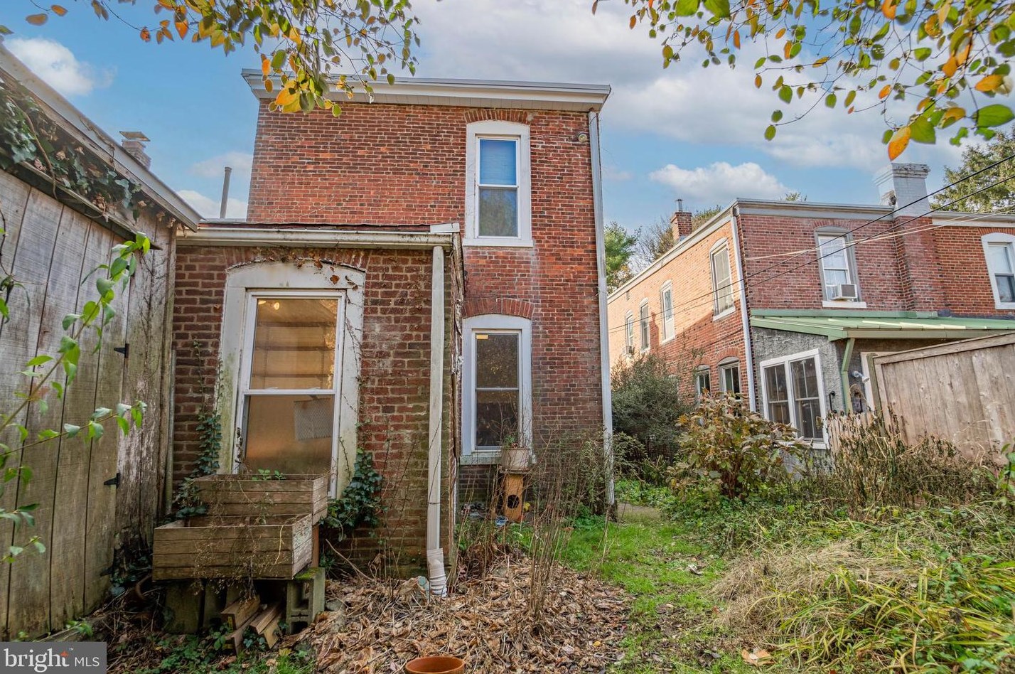 8125 Roanoke St, Philadelphia PA 19118-3949 exterior