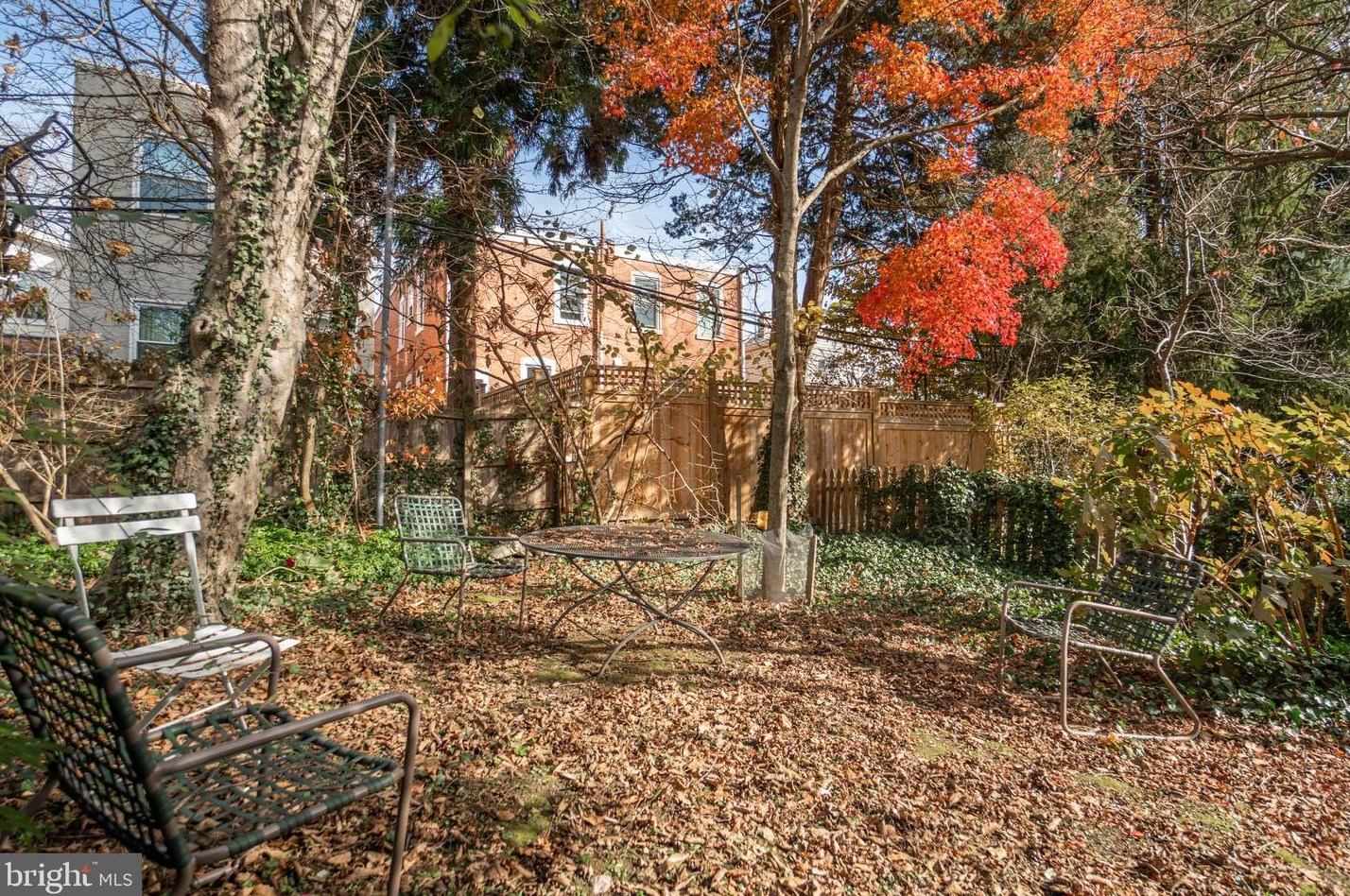 8125 Roanoke St, Philadelphia PA 19118-3949 exterior