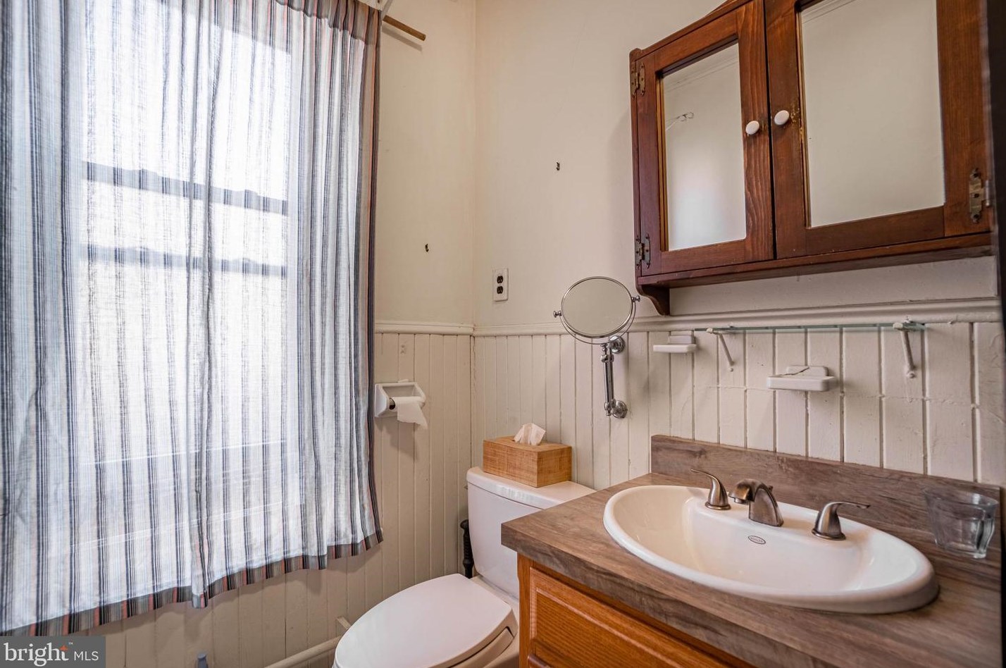 8125 Roanoke St, Philadelphia PA 19118-3949 exterior